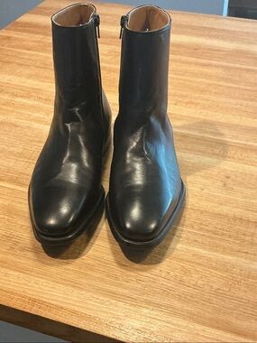 Magnanni Black Leather Zip Ankle Boots Size 8D.  Never worn outside my home.